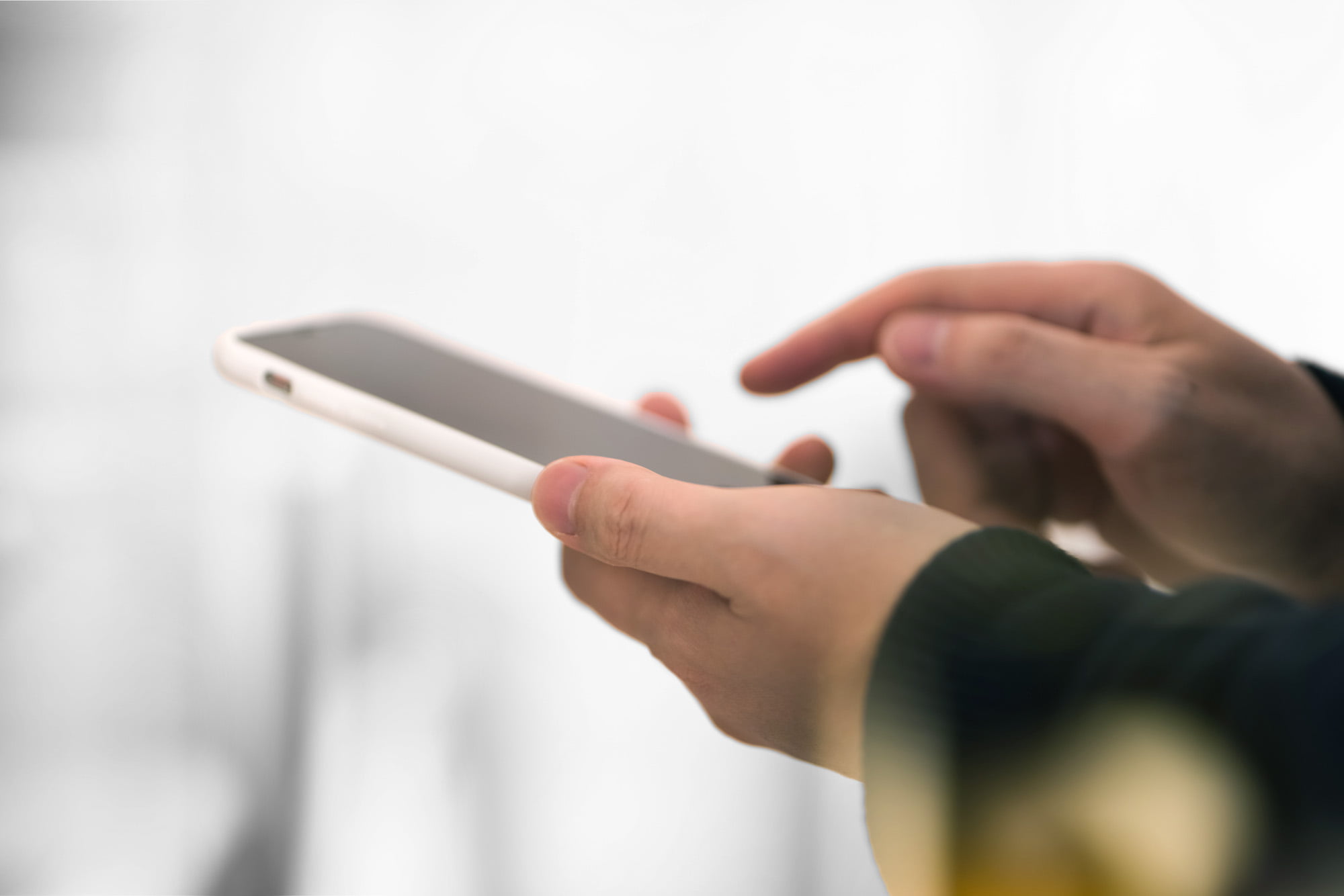 スマートフォンを操作する様子